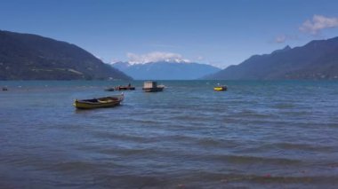 Güney Amerika, Şili 'deki Llanquihue Ulusal Parkı' nda bulunan Reloncavi Deniz Boğazı, Cochamo Köyü Havalimanı..
