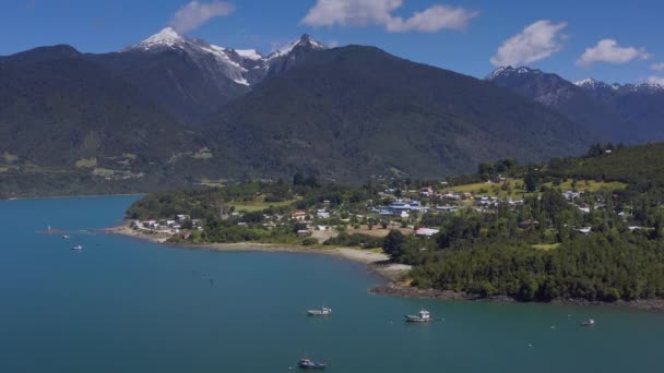 Flygfoto över Cochamo byn, Reloncavi marina sund vid Llanquihue nationalpark, Chile, Sydamerika. — Stockvideo