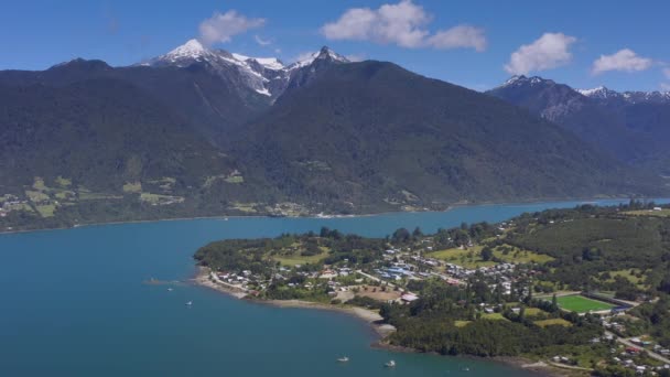 Flygfoto över Cochamo byn, Reloncavi marina sund vid Llanquihue nationalpark, Chile, Sydamerika. — Stockvideo