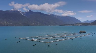 Güney Amerika, Şili 'deki Llanquihue Ulusal Parkı' ndaki Reloncavi deniz boğazındaki hava somon çiftlikleri..