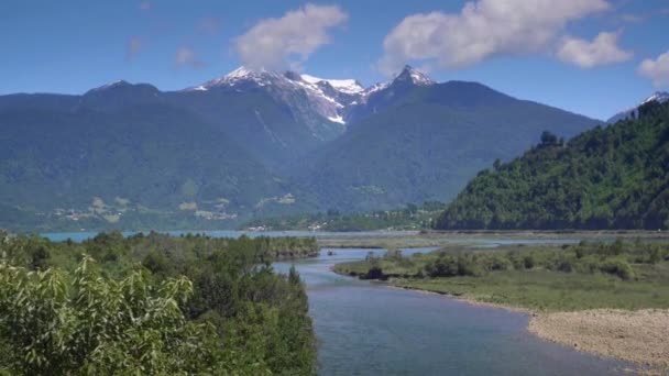 Pohled na pohoří a jezero na Llancahue, Hornopiren na Austral, Route 7, Chile, Jižní Amerika. — Stock video