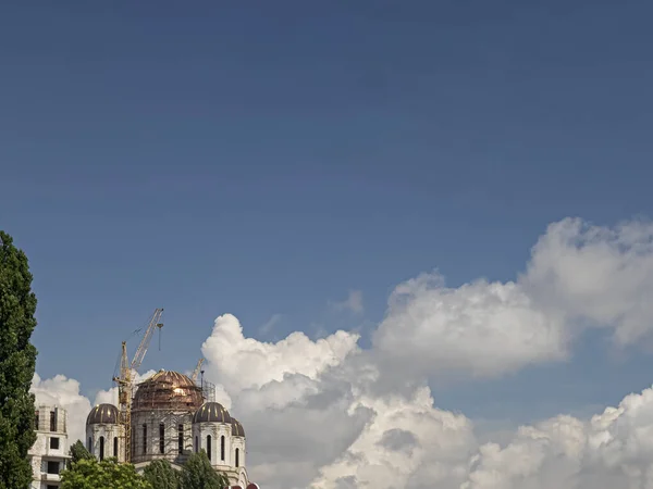Église Orthodoxe Construction Sur Fond Ciel Azur Nuages Cumulus Étranges — Photo
