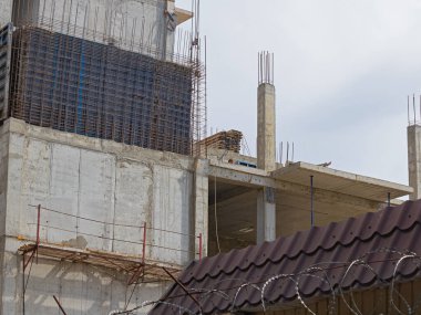 Çok katlı bir binanın kayma metodunu kullanarak bir duvar inşaatı. Güçlendirme Örgütü, Geleceğin Duvarı 'nın İskeleti' ni oluşturuyor. İnşaat alanı dikenli tellerle korunuyor.