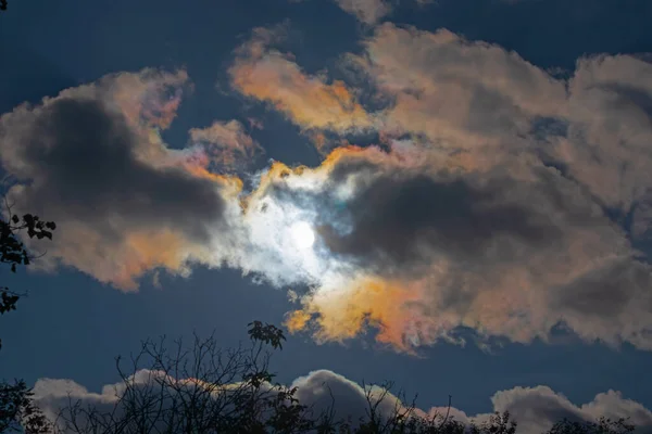 Nubes Cúmulos Oscuros Retroiluminadas Por Sol Poniente Crean Una Imagen — Foto de Stock