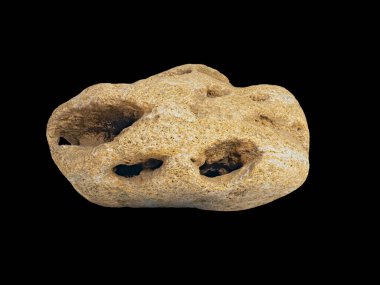 Doğal Taş Kabuk Kayası, Uzun Dönemlik Rüzgar ve Yağmurlar Tarafından Düzeltilip Parlatılmış, Güneş Tarafından Yakılmış. Taşın içinde, Boşluklar Minyatür Mağaralar 'a benzeyen boşluklar oluştu. Siyah Arkaplanda İzole Edilmiş 