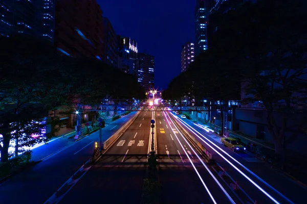 Uma rua urbana da cidade da noite na estrada em Shinjuku tiro largo — Fotografia de Stock