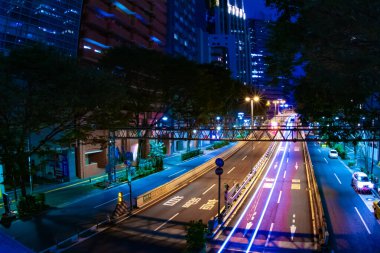 Shinjuku 'da karayolunda bir şehir caddesi.