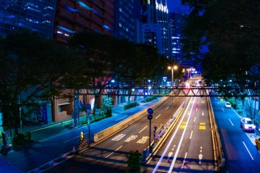 Shinjuku 'da karayolunda bir şehir caddesi.