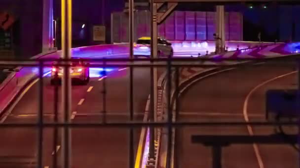 Un timelapse nocturne de la rue de la ville urbaine sur l'autoroute à Shinjuku longue vue panoramique — Video