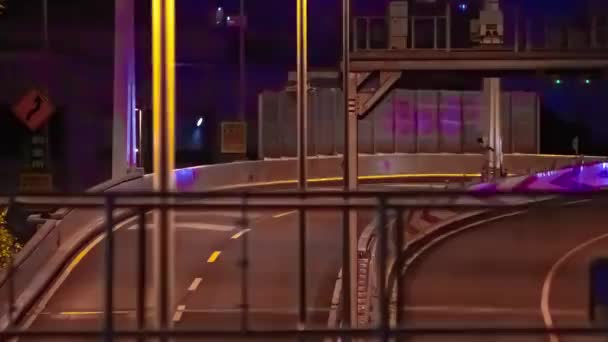 Ein nächtlicher Zeitraffer der urbanen Stadtstraße auf der Autobahn in Shinjuku Long Shot Zoom — Stockvideo