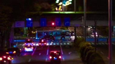 Shinjuku 'daki minyatür şehir caddesinin gece zoom' u.