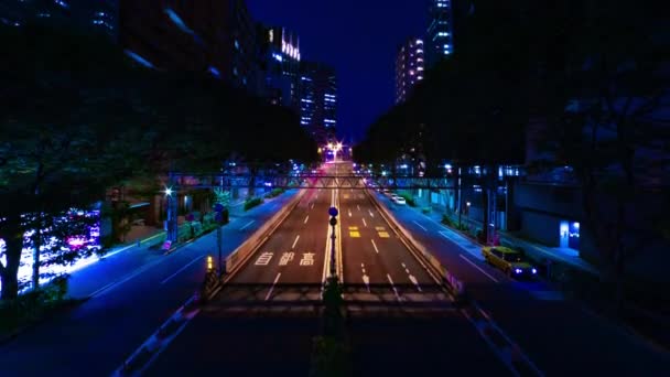 Ночной хронометраж городской улицы на шоссе в Синдзюку широкий наклон выстрела — стоковое видео