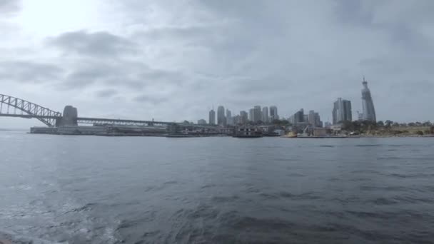 Pejzaż miejski w Sydney Harbour śledzenie strzał dzień — Wideo stockowe