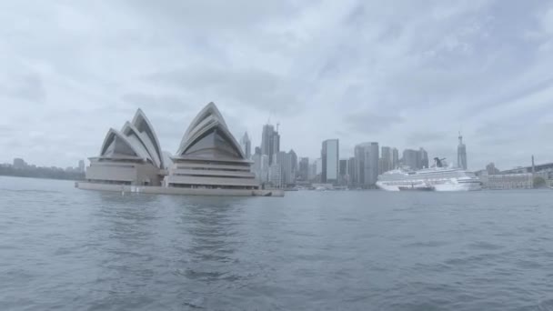En stadsbild i Sydney Harbour spårning skott dagtid — Stockvideo