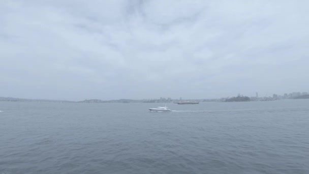 En stadsbild i Sydney Harbour spårning skott dagtid — Stockvideo