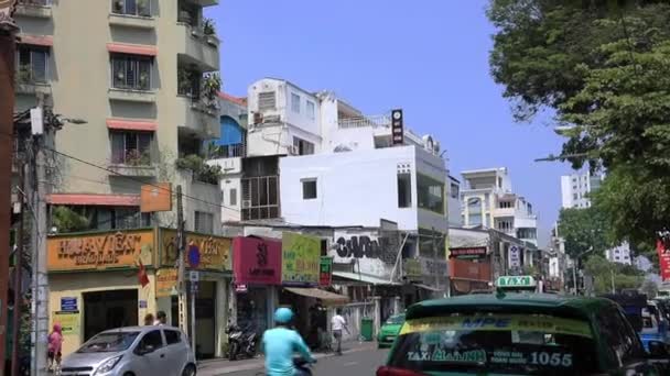 Un ingorgo al centro commerciale occupato di Ho Chi Minh colpo largo — Video Stock