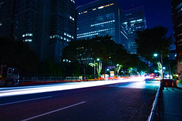 En natt urban stadsgata i Shinjuku bred skott — Stockfoto