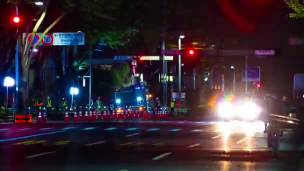 Noční čas z městské městské ulice v Shinjuku náklon na dlouhou trať — Stock video