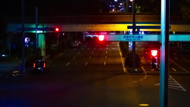 Ein nächtlicher Zeitraffer der urbanen Stadtstraße in Shinjuku long shot — Stockvideo