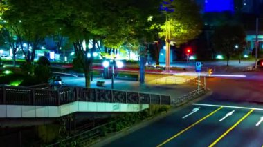 Shinjuku 'daki şehir caddesinin gece görüntüsü.