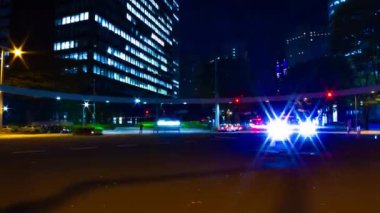 Shinjuku 'daki şehir caddesinin gece görüntüsü.