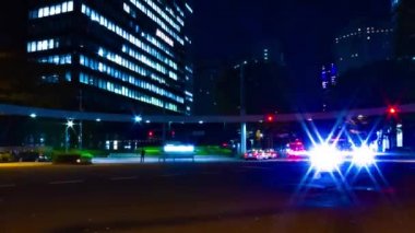 Shinjuku 'daki şehir caddesinin gece görüntüsü.