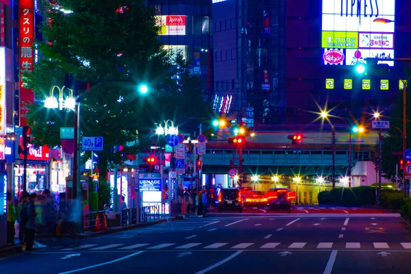 Une nuit néon rue à Shinjuku long shot — Photo