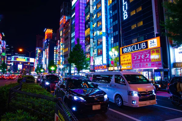 Een avond neon straat in Shinjuku wijd shot — Stockfoto