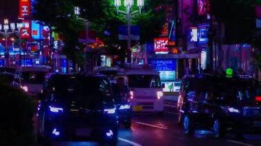 Shinjuku 'daki neon sokağının gece zoom' u.