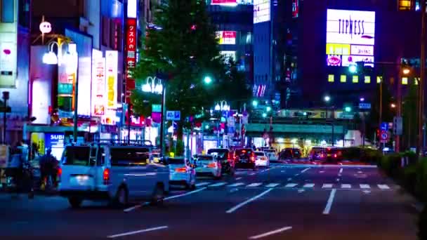 Een avond timelapse van de neon straat in Shinjuku lange schot tilt — Stockvideo