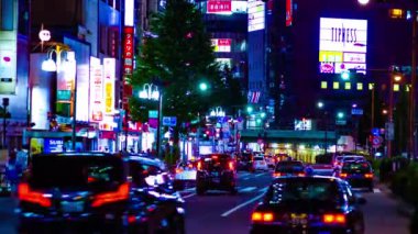 Shinjuku 'daki neon sokağının bir gece zamanı.