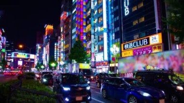 Shinjuku 'daki neon sokağının gece görüntüsü.