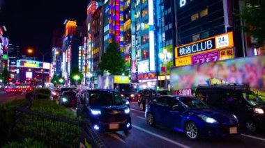 Shinjuku 'daki neon sokağının gece görüntüsü.