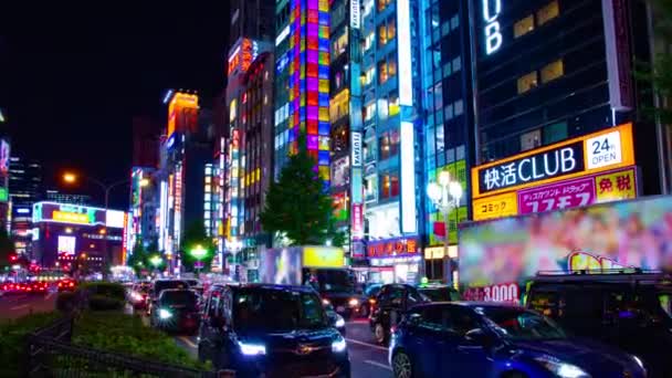 Ein nächtlicher Zeitraffer der Neonstraße in Shinjuku Weitwinkelzoom — Stockvideo