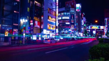 Shinjuku 'daki neon sokağının gece zoom' u.