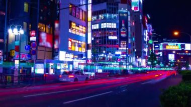 Shinjuku 'daki neon sokağının gece zoom' u.