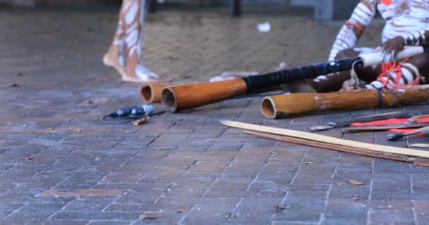 Aboriginal performers op de stedelijke straat in Sydney overdag — Stockvideo