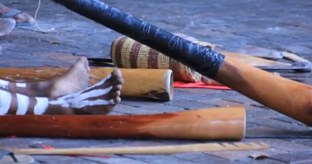 Aboriginal performers op de stedelijke straat in Sydney overdag — Stockvideo