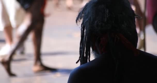 Őslakosok a városi utcában Sydneyben napközben — Stock videók