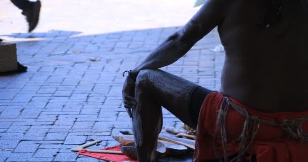 Artistas aborígenes na rua urbana da cidade em Sydney durante o dia — Vídeo de Stock