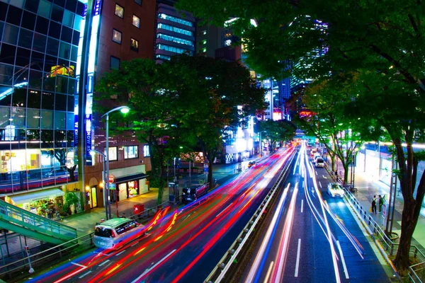 En natt neon street i Shibuya bred skott — Stockfoto