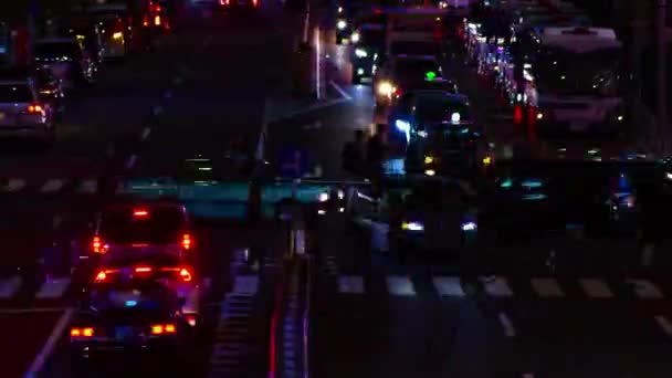 Een avond timelapse van de neon straat in Shibuya lange gok panning — Stockvideo