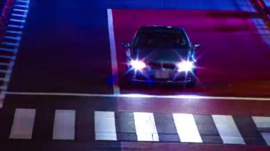 Shibuya 'daki neon sokağının gece zoom' u.