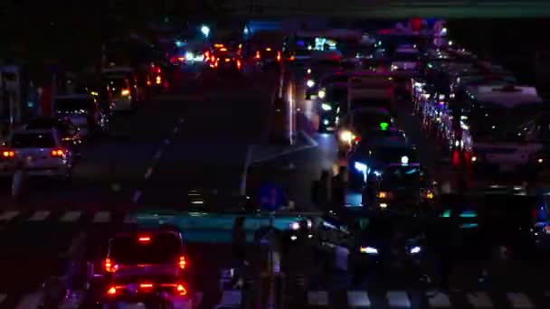 Uma cronologia noturna da rua neon em Shibuya zoom de tiro longo — Vídeo de Stock