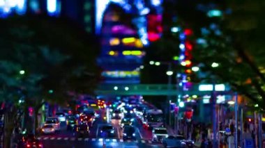 Shibuya 'daki minyatür neon sokağının gece vardiyası.