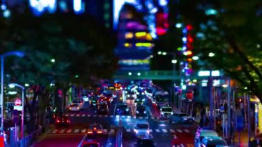 Shibuya 'daki minyatür neon sokağının gece vardiyası.