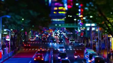 Shibuya 'daki minyatür neon sokağının gece vardiyası.