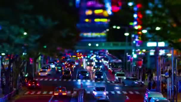 Een avond timelapse van de miniature neon straat in Shibuya tiltshift zoom — Stockvideo