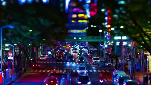 Нічний таймелапсис мініатюрної неонової вулиці в Шібуйї. — стокове відео
