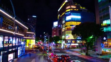 Shibuya 'daki neon sokağının gece görüntüsü.